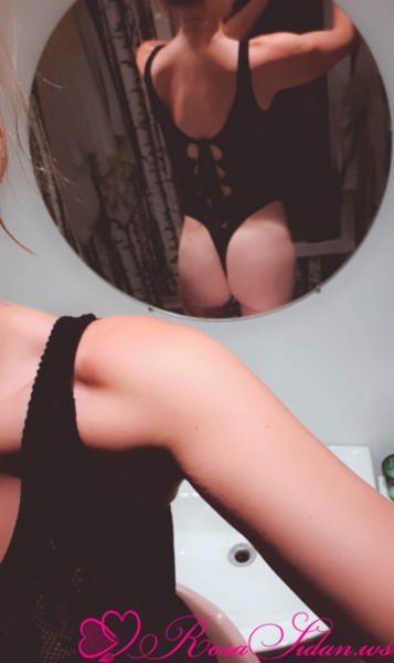 Kåt och galen 20 åring och en ännu kåtare milf på 30+ finns tillgängliga för alla slags önskemål för video, bilder och camsex –